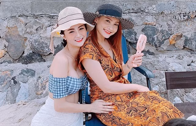 Ngắm nhan sắc hiện tại của hot girl Về nhà đi con Anh Thư, nhiều cư dân mạng cho rằng cô đã phẫu thuật thẩm mỹ nhiều bộ phận trên cơ thể như gọt cằm, làm răng, sửa mũi... và cả làm ngực.