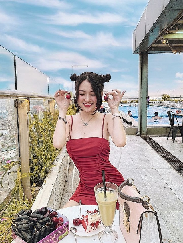 Cô nàng cũng chẳng ngần ngại tiết lộ đã sử dụng loại túi độn nào và chi phí nâng cấp vòng một của Anh Thư là 58 triệu đồng.