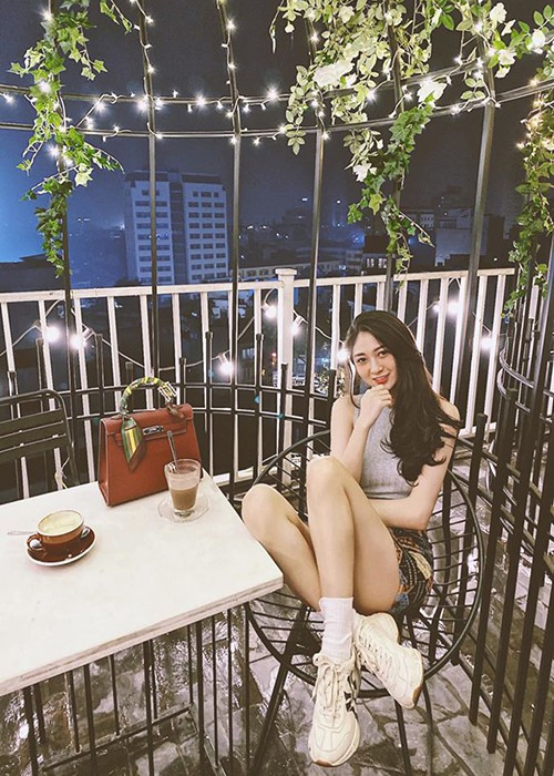 Về phía Thư, sau khi clip bị phát tán và chia sẻ rộng rãi trên MXH, người đẹp sinh năm 1998 đã lên tiếng nhưng dường như không nhận được sự đồng cảm từ cư dân mạng.