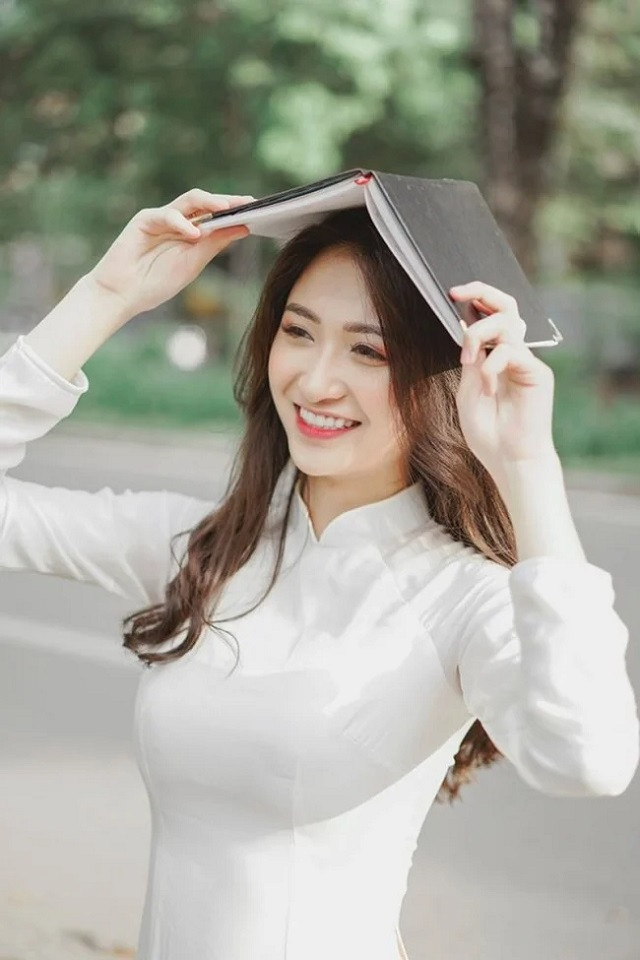 Được biết, Anh Thư sinh năm 1998 tại Hà Nam, từng là sinh viên trường Đại học Sư phạm nghệ thuật Trung ương.