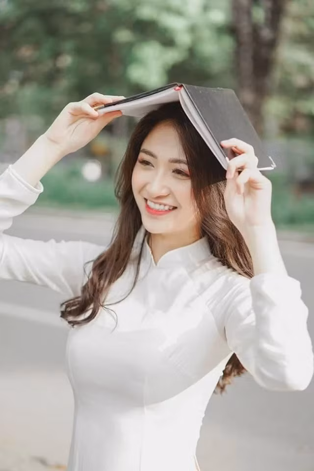 Được biết, Anh Thư sinh năm 1998 tại Hà Nam, từng là sinh viên trường Đại học Sư phạm nghệ thuật Trung ương.