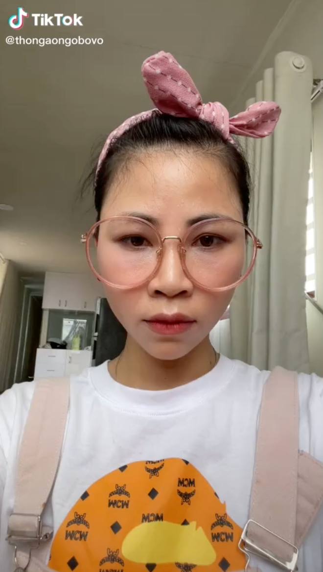 Việc clip phim búp bê được đăng tải lên nhưng chỉ có mấy chục ngàn lượt xem khiến cô tức giận và làm clip "đáp trả" dân mạng lên TikTok.