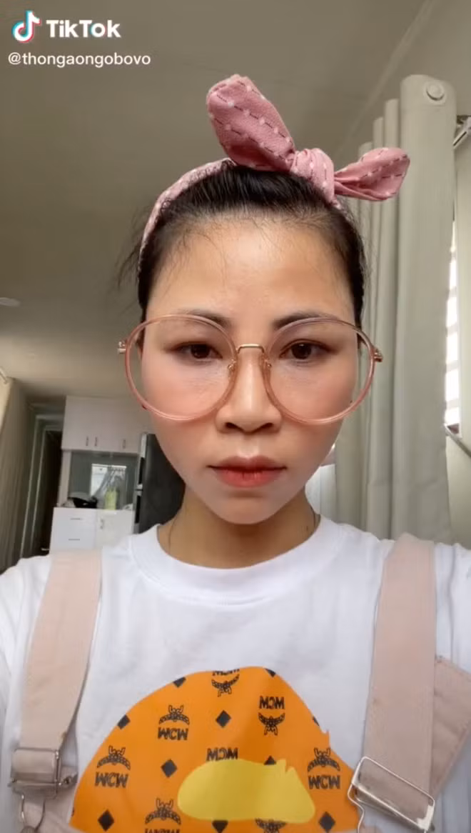 Việc clip phim búp bê được đăng tải lên nhưng chỉ có mấy chục ngàn lượt xem khiến cô tức giận và làm clip "đáp trả" dân mạng lên TikTok.