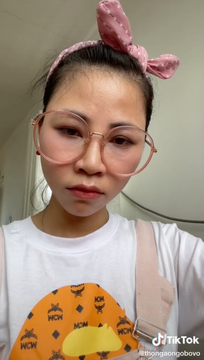 Chưa dừng lại ở đó, nữ YouTuber còn quay cận cảnh biểu cảm phụng phịu, giận dỗi của mình và kêu gọi mọi người vào tăng view cho mình.