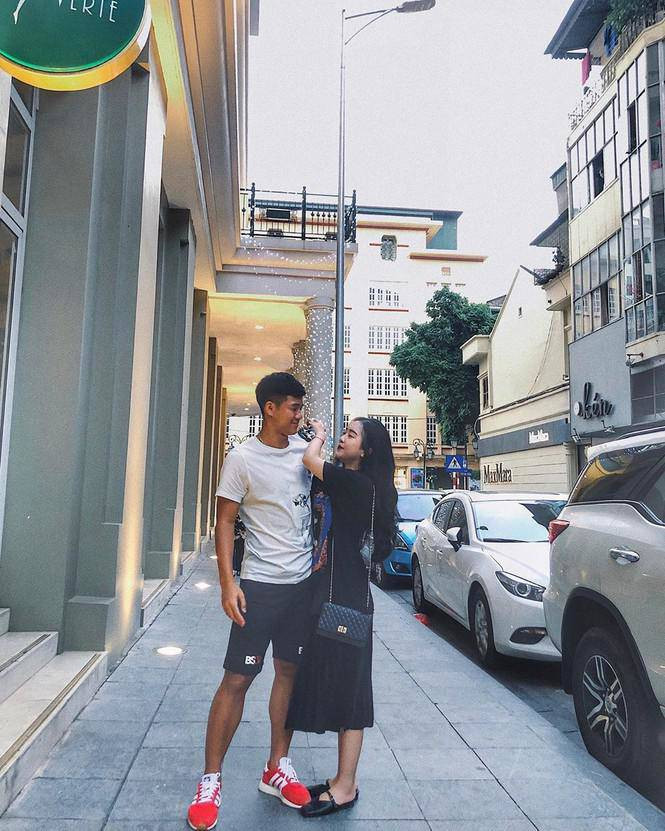 Cô nàng được nhiều người chú ý nhờ vẻ ngoài xinh xắn, cùng chuyện tình đẹp, kín đáo với tiền đạo đội tuyển U23 Việt Nam.