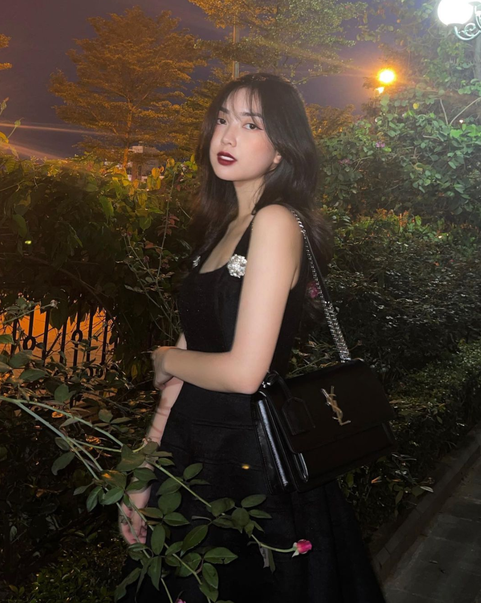 Bạn gái Hà Đức Chinh sinh năm 1998 tại Bắc Giang, cô nàng là sinh viên trường đại học Mỹ thuật Việt Nam.