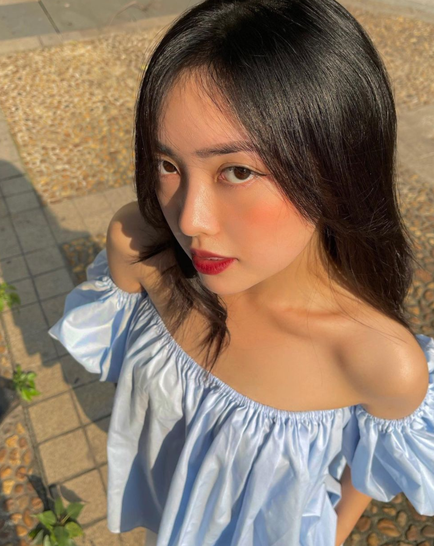 Nàng hot girl có hơn 35 ngàn lượt followers trên mạng xã hội, gây ấn tượng với gương mặt ưa nhìn, đôi mắt to tròn, mũi cao, da trắng.