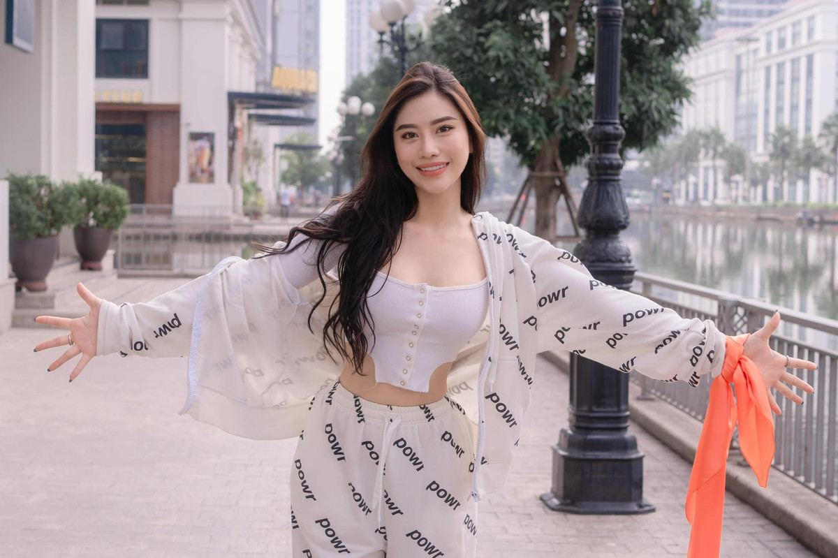 Trên trang cá nhân, Trang Lê thường chia sẻ những hình cô nàng luyện tập ở phòng gym với thân hình cực kỳ nóng bỏng.