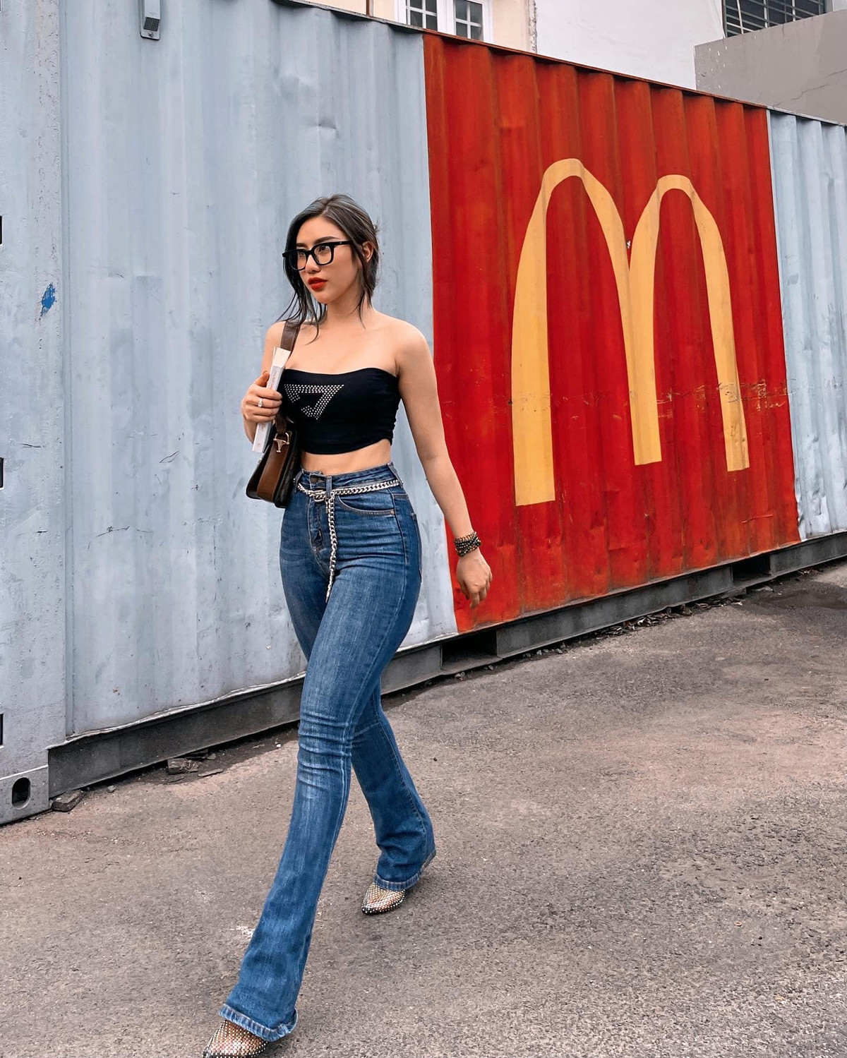 Với 8 năm kinh nghiệm trong nghề, hot girl 9x gốc Hà Nội gây “sốt” với nhiều clip hướng dẫn tập luyện, bí quyết giữ vóc dáng,…