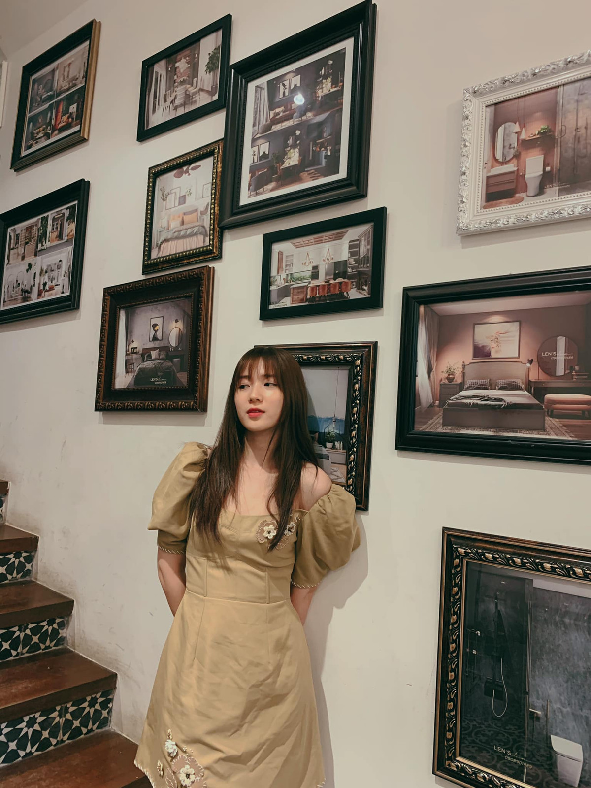 Đặc biệt làn da của Trâm Anh không hề có chút dấu hiệu nào của người mới sinh xong. Thay vào đó Trâm Anh vẫn giữ nguyên làn da trắng trẻo, căng mịn, mái tóc mượt mà, chỉ một lớp trang điểm nhẹ thôi cũng đủ làm bật lên nhan sắc xịn xò.