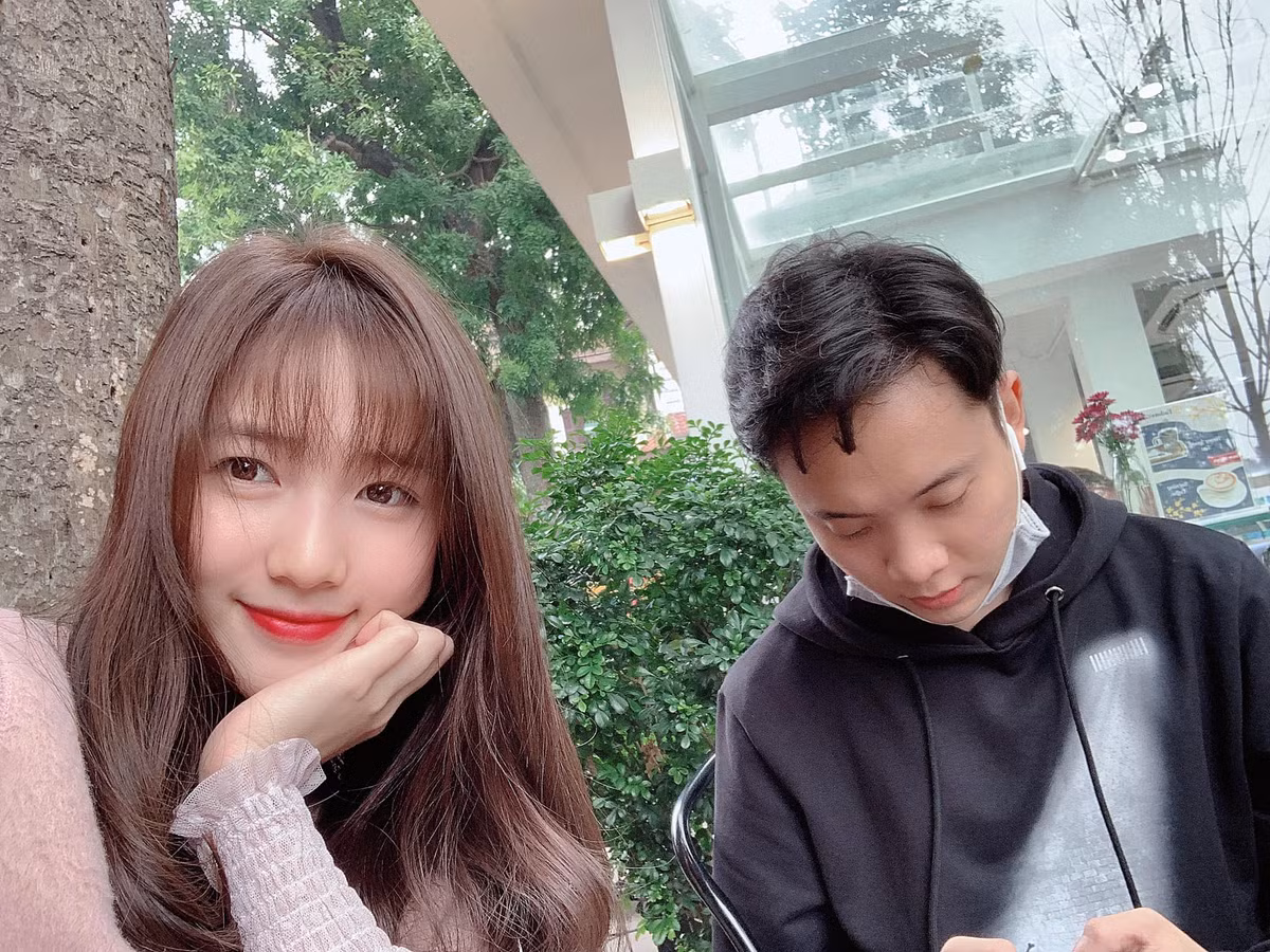  Hot girl Trâm Anh - bà xã JustaTee, sinh năm 1995 là cái tên từng nổi đình đám ngày nào giờ đã yên bề gia thất. Dù không hoạt động nghệ thuật nhưng cô vẫn luôn nhận được sự quan tâm từ cộng đồng mạng.