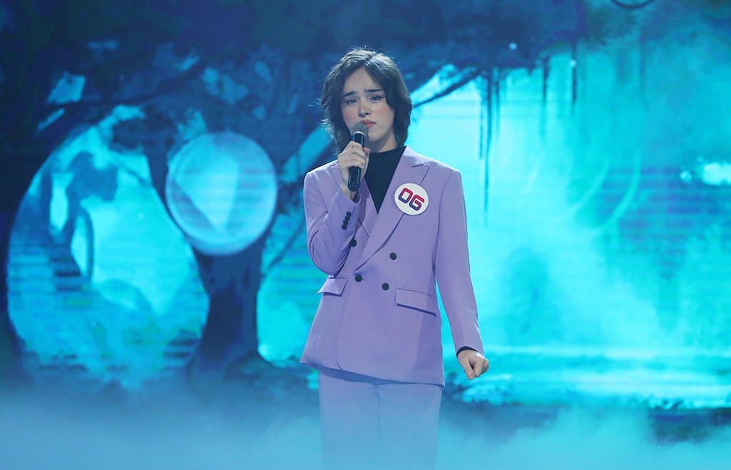 Trong tập phát sóng gần đây của chương trình Ca sĩ bí ẩn mùa 5 gây chú ý với sự xuất hiện của Trần Đức Bo. Tham gia chương trình, Đức Bo đã thể hiện bản hit Gặp Nhưng Không Ở Lại.