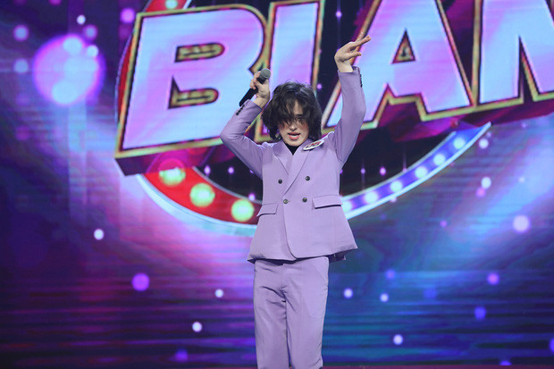 Màn thể hiện làm ca sĩ của "hiện tượng mạng" này khiến không ít khán giả thấy bất ngờ khi chàng trai này nghiêm túc, đầy đam mê với âm nhạc khác hẳn ngày thường.