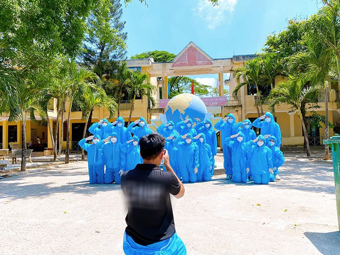 Bên dưới bài đăng, có hàng nghìn lượt like, comment khen ngợi bộ ảnh bởi ý tưởng độc lạ và nhất là thông điệp cực ý nghĩa giữa thời điểm dịch bệnh đang diễn biến phức tạp.