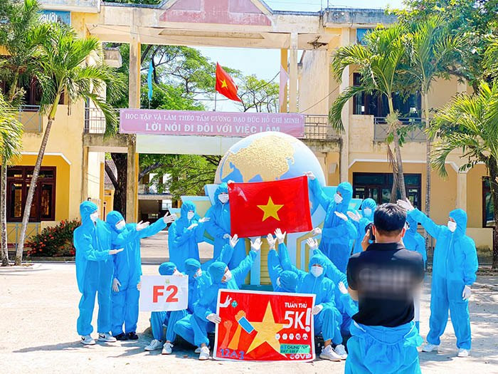 Mặc dù thời tiết nắng nóng nhưng các em học sinh vẫn cố gắng để hoàn thiện bộ ảnh kỷ yếu này.