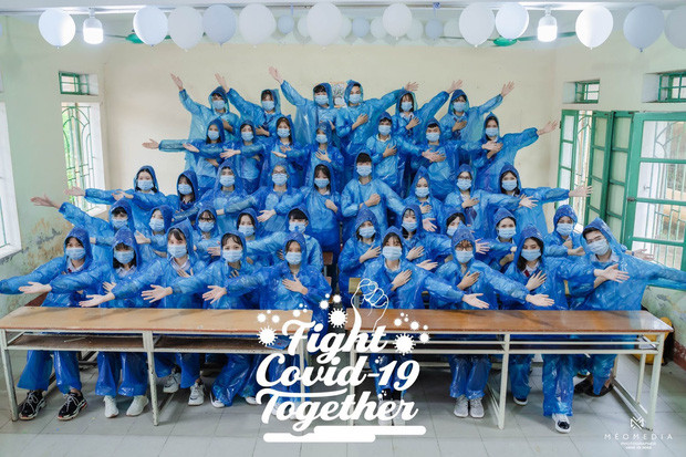 Mặc đồ bảo hộ để làm đồng phục và đeo khẩu trang đồng loạt chụp ảnh kỷ yếu, các cô cậu học trò đã nhanh chóng trở thành tâm điểm chú ý khi có ý tưởng độc đáo này.