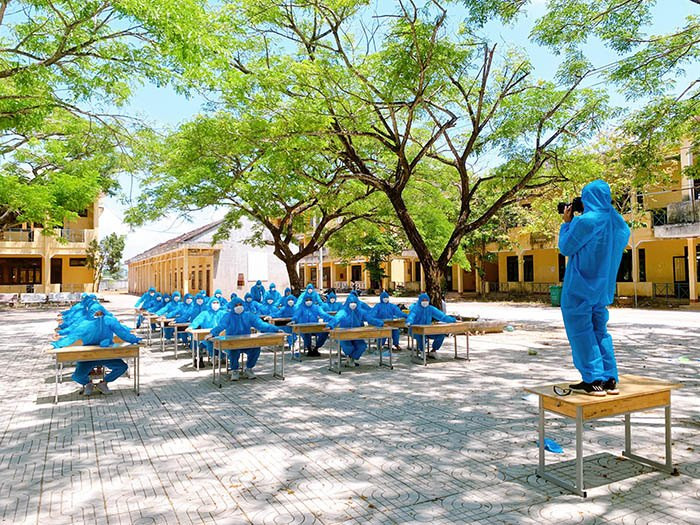 Để thể hiện sự ngưỡng mộ đối với những "chiến sĩ thầm lặng" trong cuộc chiến chống lại dịch COVID-19, cũng như tuyên truyền về việc phòng chống dịch nên lớp học này đã quyết định mặc đồ bảo hộ chụp ảnh kỷ yếu.