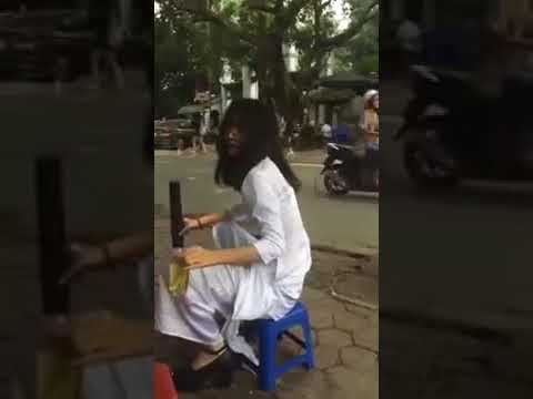 Cô gái trẻ mặc áo dài này "bắn" thuốc lào chẳng hề thua kém cánh mày râu. Ảnh: Tổng hợp