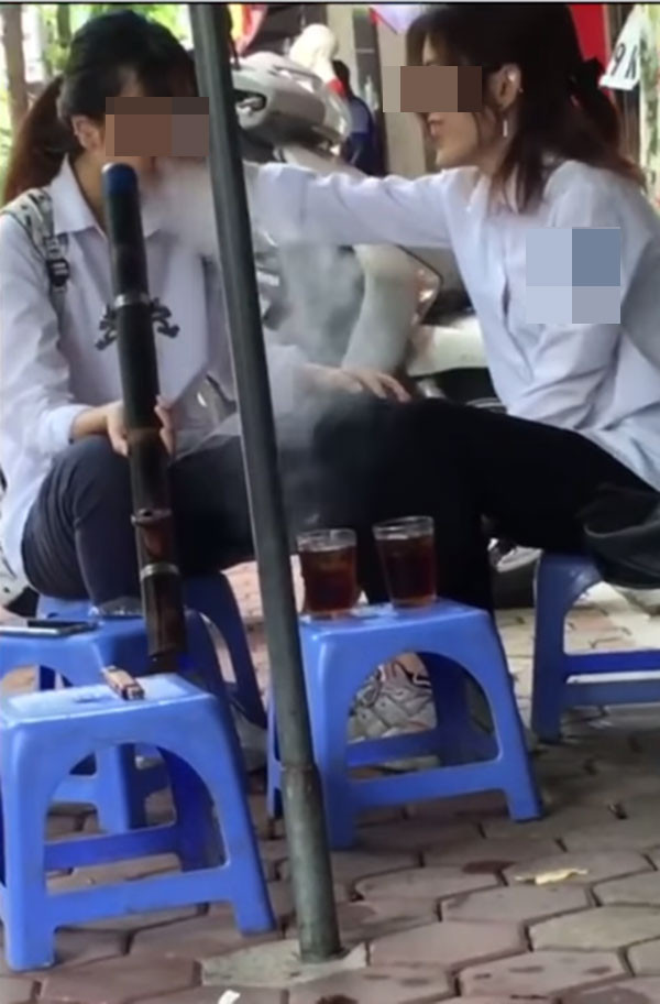 Nhiều người cho rằng hành động của hai nữ sinh này là điều khó chấp nhận được, nhất là khi đang khoác trên mình áo đồng phục của học sinh, vẫn đang ngồi trên ghế nhà trường.