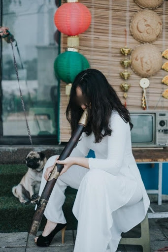 "Khói này anh châm em hút. Tình cảm mình nghi ngút khói hương", caption kèm theo 2 bức ảnh nữ sinh mặc áo dài hút thuốc để chụp ảnh tại một hội trại gây chú ý.