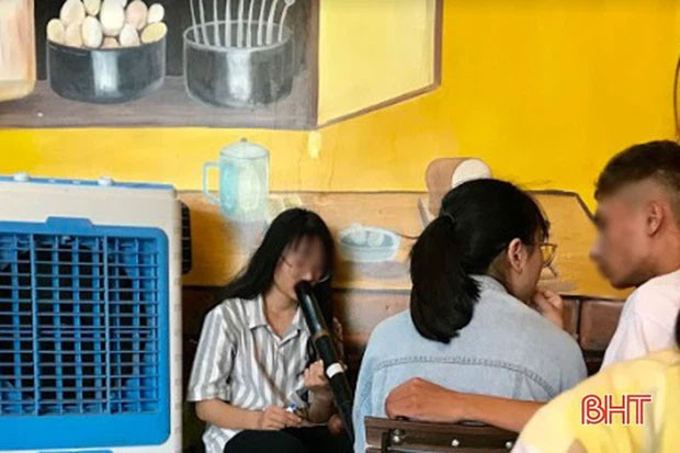 Một nữ sinh cũng từng gây sốc khi đang say sưa hút thuốc trong quán trà chanh trên đường Hàm Nghi, TP Hà Tĩnh. Ảnh: Báo Hà Tĩnh