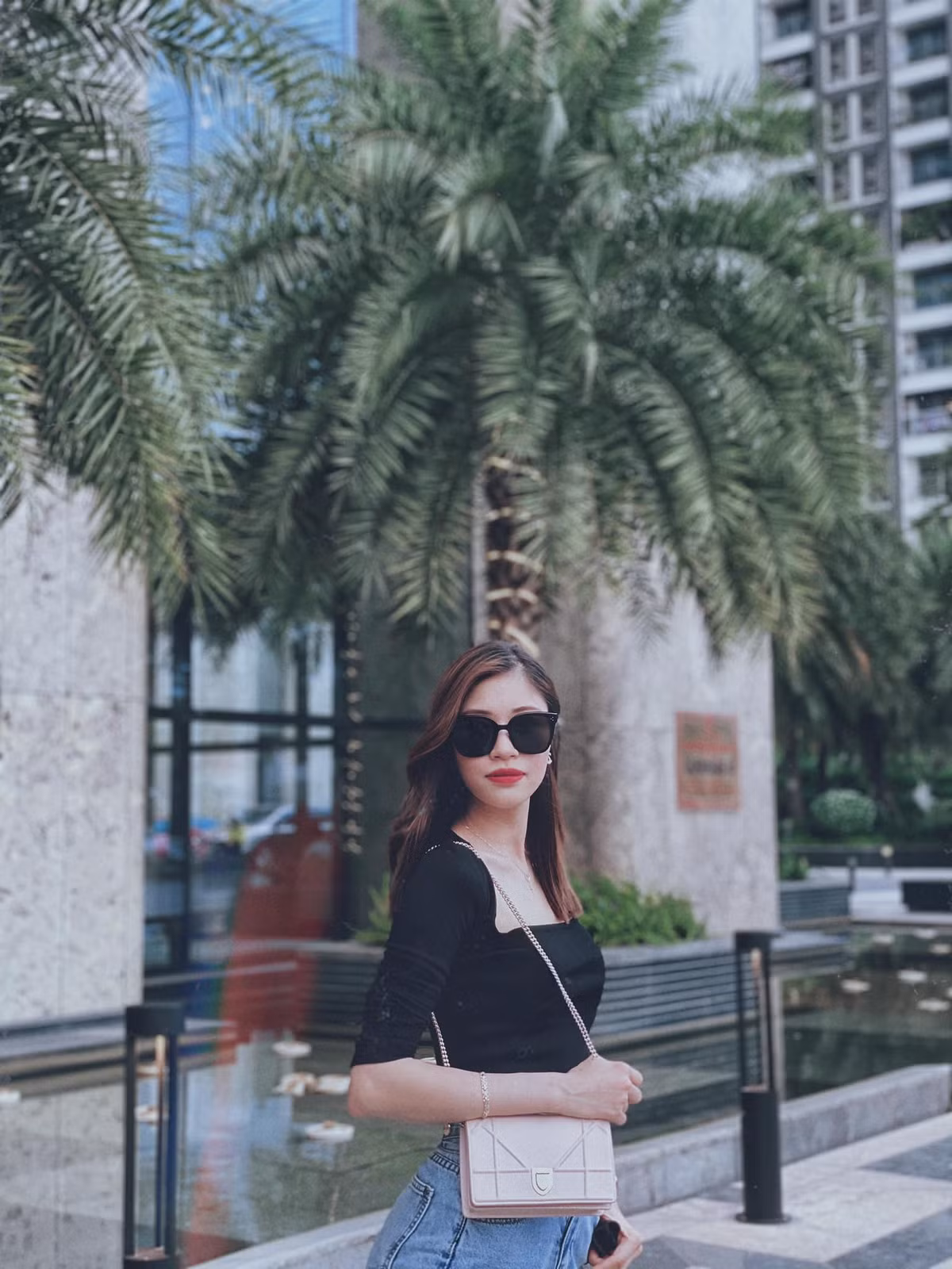 Sau khi du học trở về, cô đã kết hôn với cầu thủ Văn Dũng sau 9 năm quen nhau.