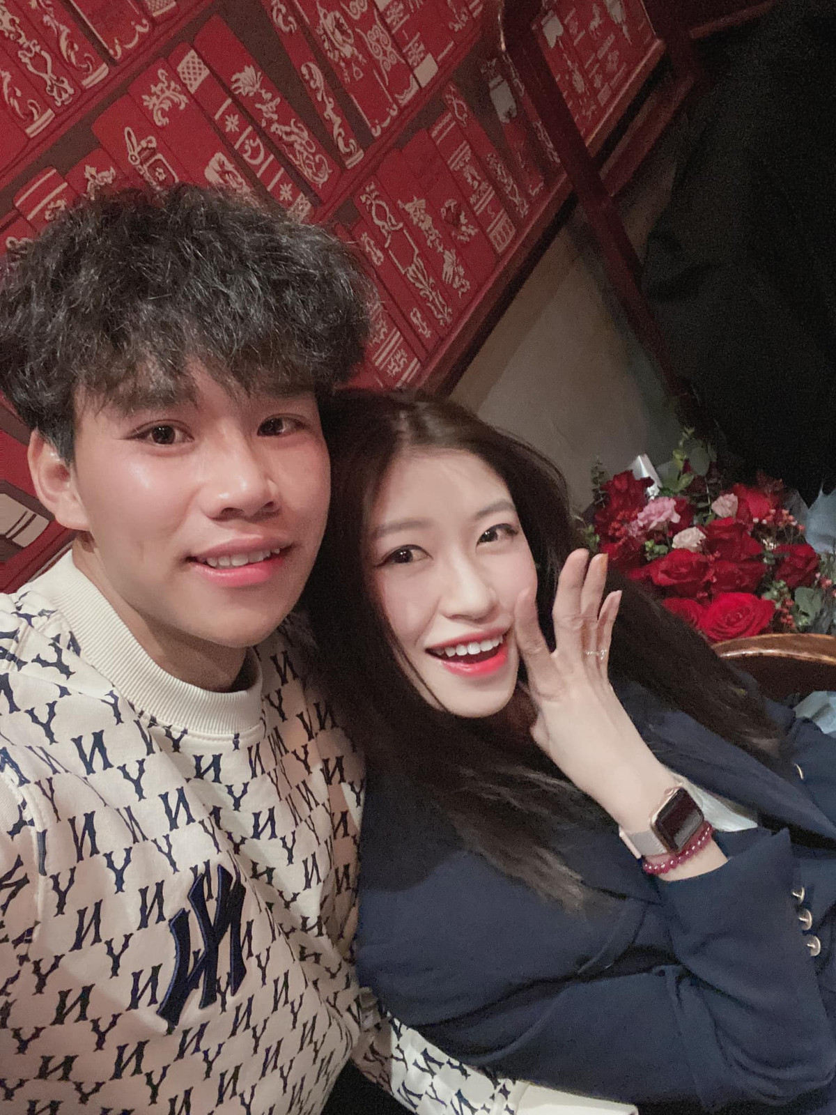 Vóc Đỗ từng khoe bức ảnh sắm hàng hiệu “khủng” trong chuyến du lịch Mỹ với 11 chiếc iPhone Pro Max, 4 tai nghe AirPods Pro, 2 đồng hồ Apple Watch,...