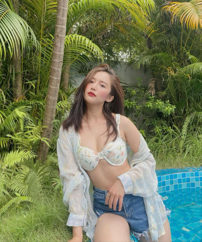 Mai Trang là một hot girl Hà thành khá nổi tiếng trên mạng. Ở Instagram, Mai Trang có đến gần 300k lượt follow và con số này ở Facebook là 130k.