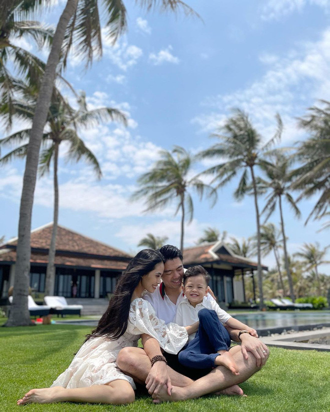 Dù em bé thứ 2 mới được gần 5 tháng, nhưng ca nương vẫn sở hữu body đâu ra đấy, chiếm spotlight cực mạnh tại đại chiến bikini năm nay.