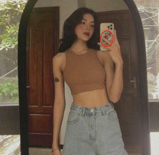 Cách đây không lâu, hot girl Hồng Hạnh để lộ ảnh selfie và hình dán điện thoại đằng sau cực giống Huỳnh Phương.