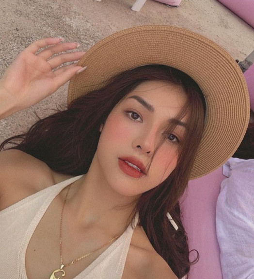 Hành động của cô nàng hot girl nhanh chóng gây sự chú ý cư dân mạng. Bởi đây là lần đầu tiên Huỳnh Phương xuất hiện chung khung hình với cô.