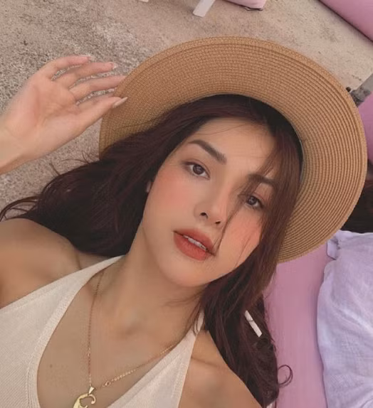 Hành động của cô nàng hot girl nhanh chóng gây sự chú ý cư dân mạng. Bởi đây là lần đầu tiên Huỳnh Phương xuất hiện chung khung hình với cô.