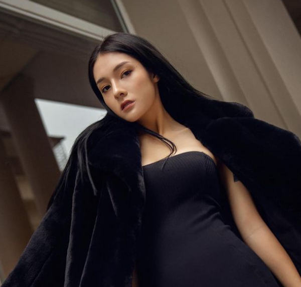 Gái xinh 2K cũng nổi tiếng không kém khi sở hữu lượng theo dõi lớn trên trang cá nhân, lên tới hơn 100 ngàn người. Ảnh: Tổng hợp