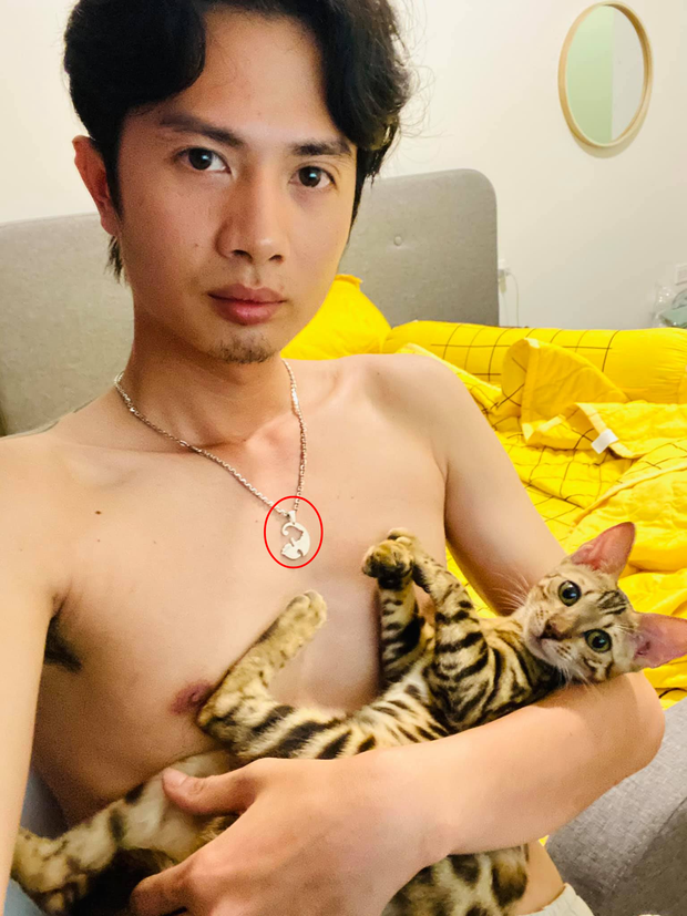 Và nam diễn viên Huỳnh Phương cũng có một chiếc y hệt, cư dân mạng lần này đã chắc chắn một điều rằng hai người này là một.