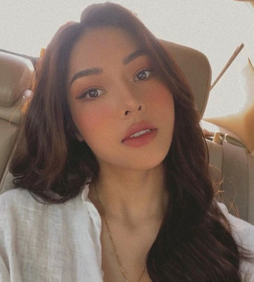 Hồng Hạnh sinh năm 2000, biệt danh là Hana, cô từng giành được ngôi vị Á khôi 1 trong cuộc thi sắc đẹp quy mô nhỏ được tổ chức tại Hà Nội vào năm 2020.