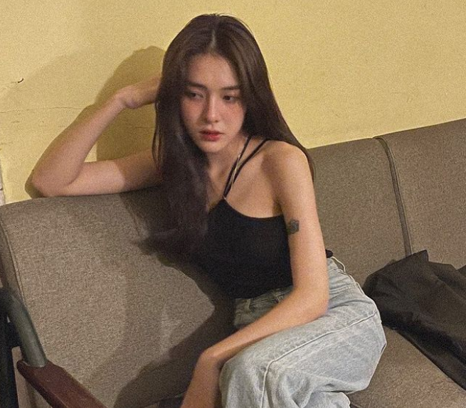 Sinh ra trong gia đình có truyền thống theo nghề giáo nhưng Hồng Hạnh lại có niềm đam mê với diễn xuất.