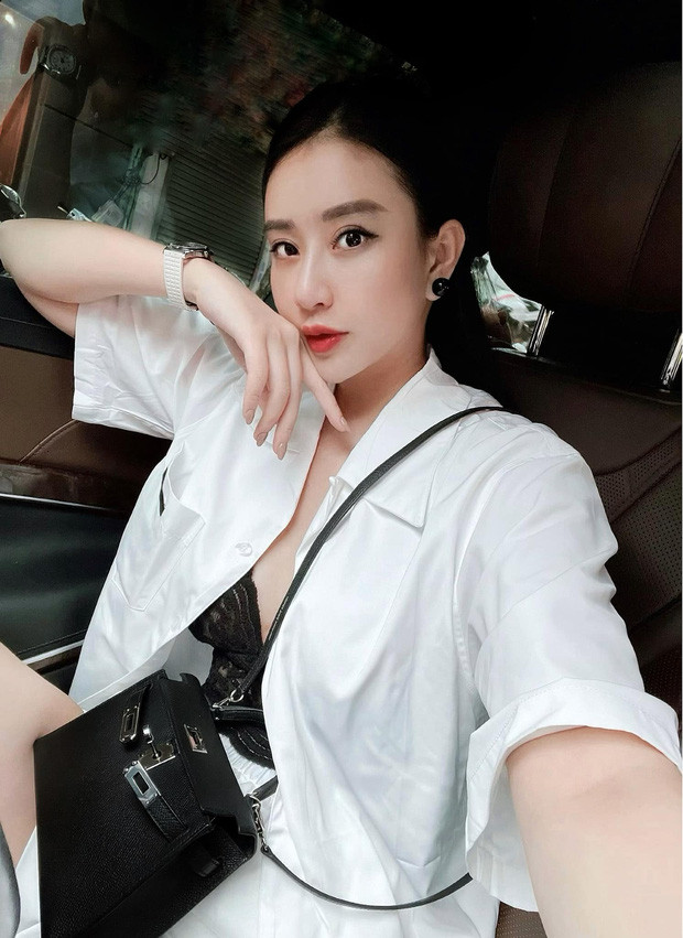 Chia sẻ lý do sử dụng túi để cắm hoa, hot girl này chia sẻ: "Dịch ở nhà nghĩ ra cái để làm cho vui, vừa được ngắm hoa vừa được ngắm túi mà không phải ra đường".