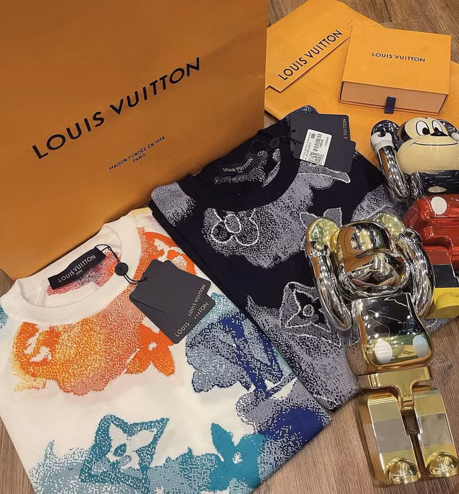 Cô nàng hết lần này đến lần khác khiến netizen choáng ngợp bởi cuộc sống xa hoa, những chuyến du lịch xa xỉ cũng như bộ sưu tập đồ hiệu nhiều không đếm xuể.