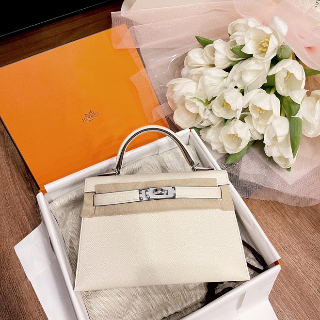 Đặc biệt trên trang cá nhân, Tú Boo nhiều lần khoe ảnh mua hàng hiệu liên tục nhìn mà chóng mặt.