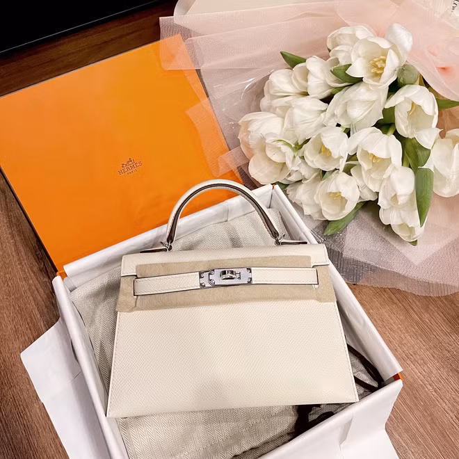 Đặc biệt trên trang cá nhân, Tú Boo nhiều lần khoe ảnh mua hàng hiệu liên tục nhìn mà chóng mặt.