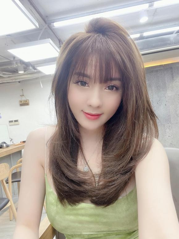 So với ảnh trước đây và hiện tại của nữ giảng viên Âu Hà My, nhiều người nghi ngờ rằng cô nàng đã phẫu thuật thẩm mỹ cằm và mũi.