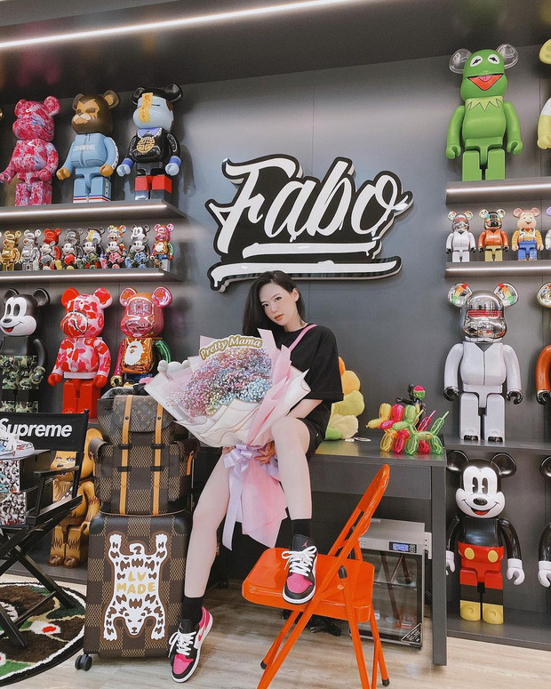 Bên trong không gian rộng lớn của căn nhà là những góc trưng bày toàn đồ dùng hàng hiệu đắt đỏ mà chỉ có giới con nhà giàu mới có thể sở hữu được.