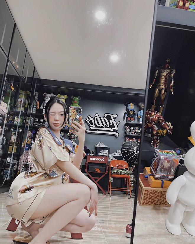 Cũng trong bức ảnh, nhiều người cũng thấy lấp ló dàn Bearbrick - đồ chơi được mệnh danh là chỉ dành cho nhà giàu.