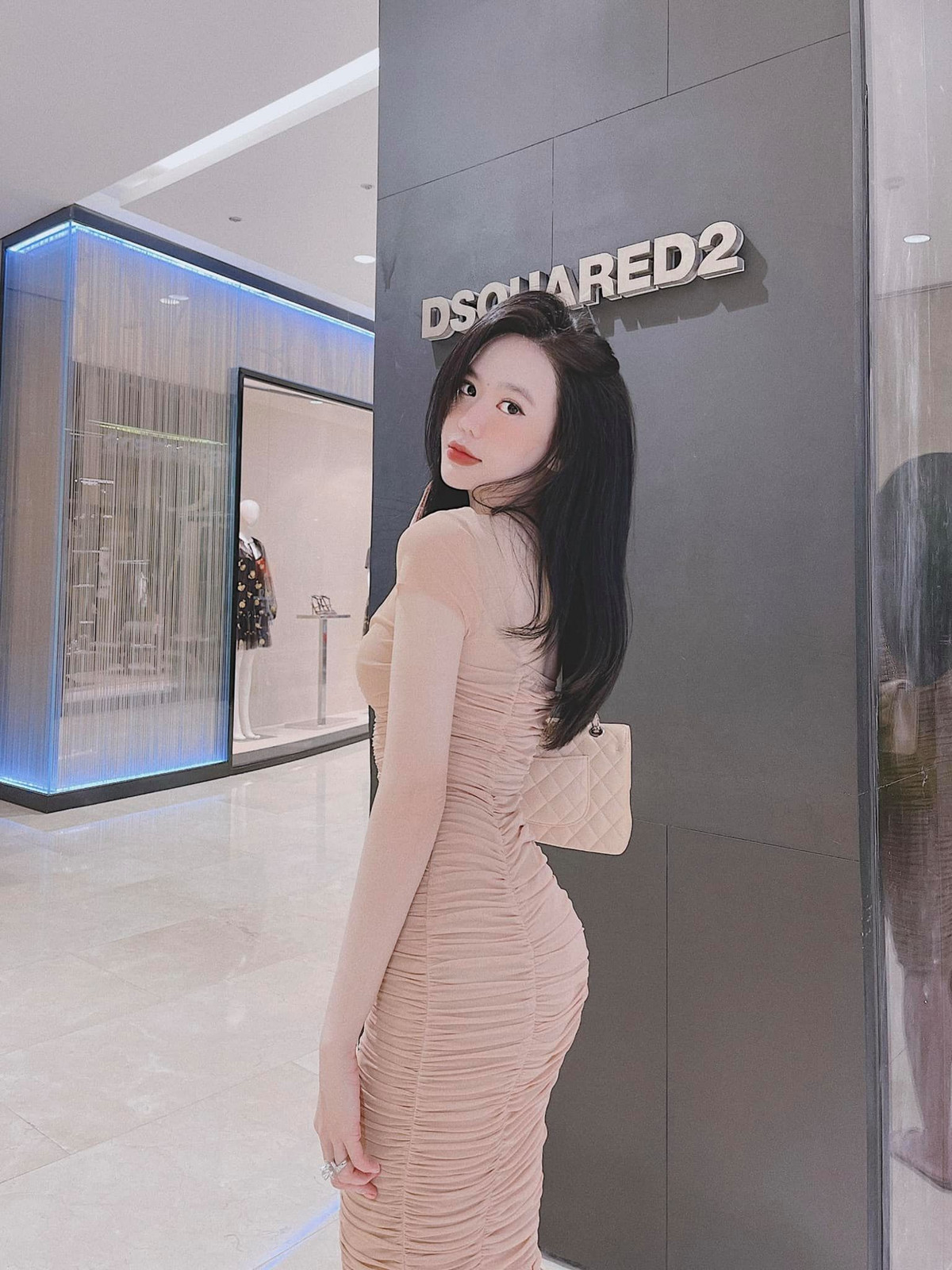 Dù cao chưa tới 1m6 nhưng cô nàng sở hữu thân hình với tỉ lệ rất lý tưởng, 3 vòng đâu ra đấy chuẩn 10 điểm.