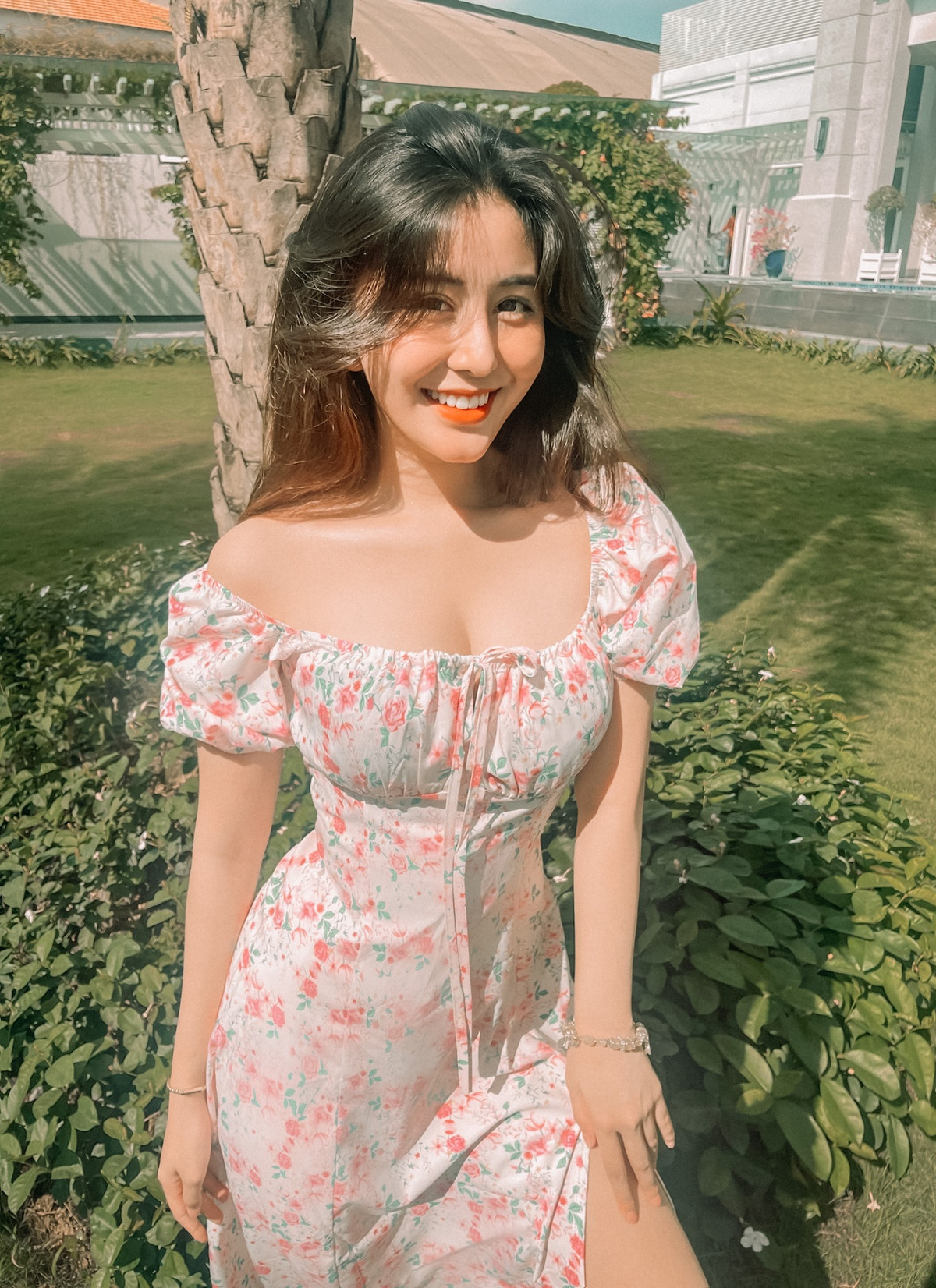 Diện mẫu váy hoa điệu đà, hot girl Sài thành khoe trọn được vòng 1 như muốn “trào ra” và vòng eo siêu nhỏ.