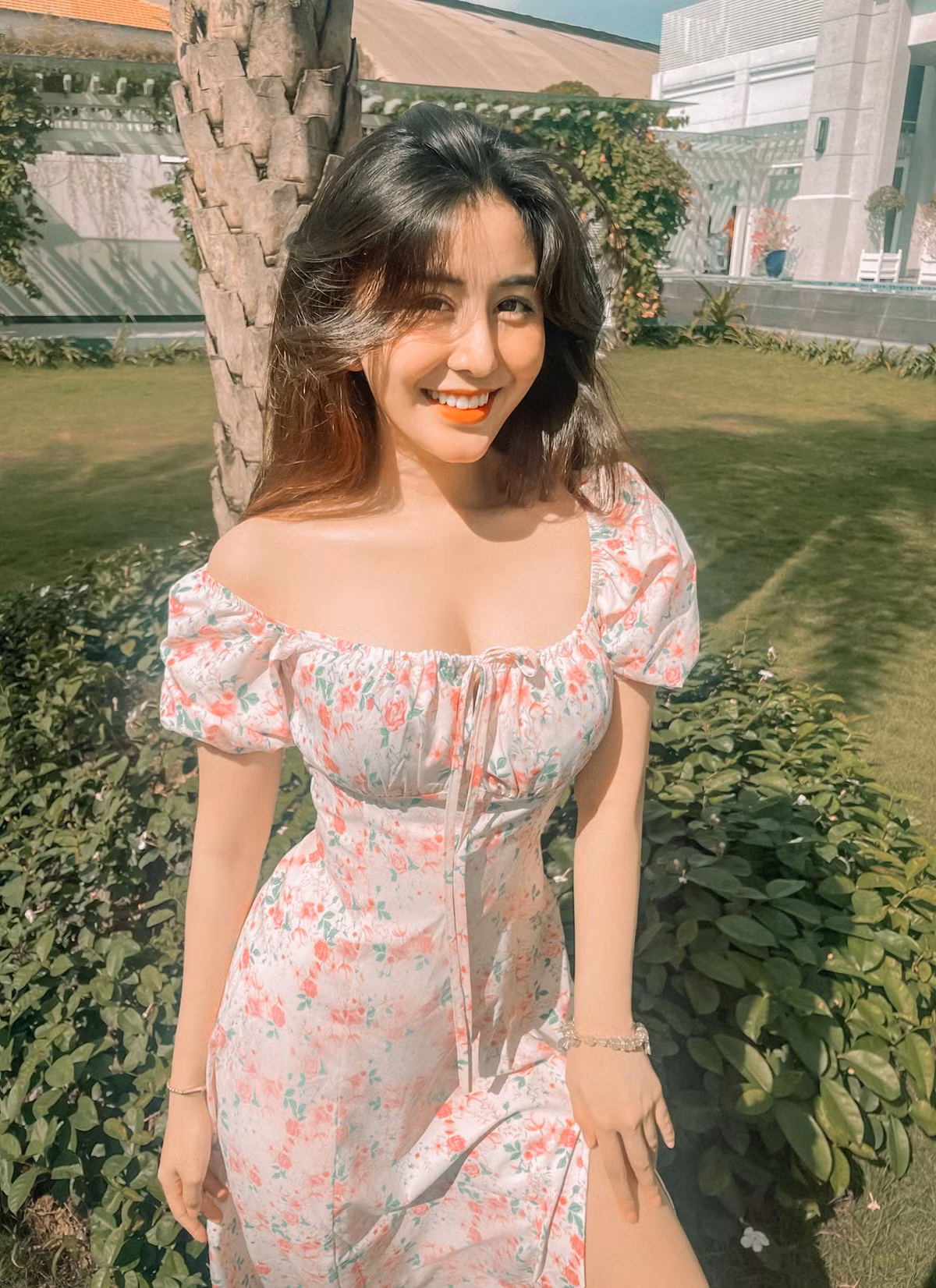 Diện mẫu váy hoa điệu đà, hot girl Sài thành khoe trọn được vòng 1 như muốn “trào ra” và vòng eo siêu nhỏ.