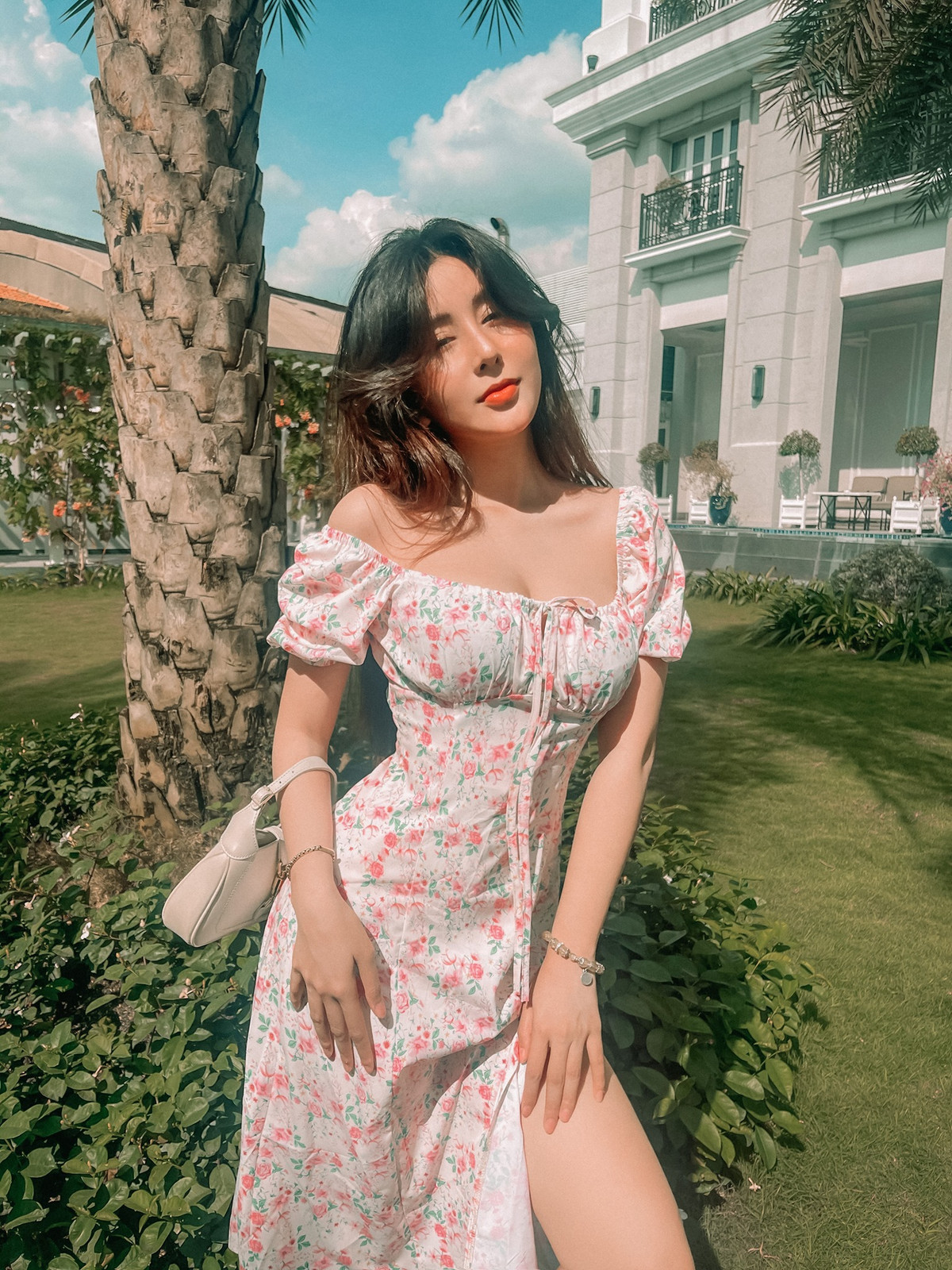 Cô nàng sở hữu nhan sắc xinh đẹp, nụ cười tươi sáng chuẩn thiên thần còn body lại hot khiến cô nàng ngày càng nổi tiếng.