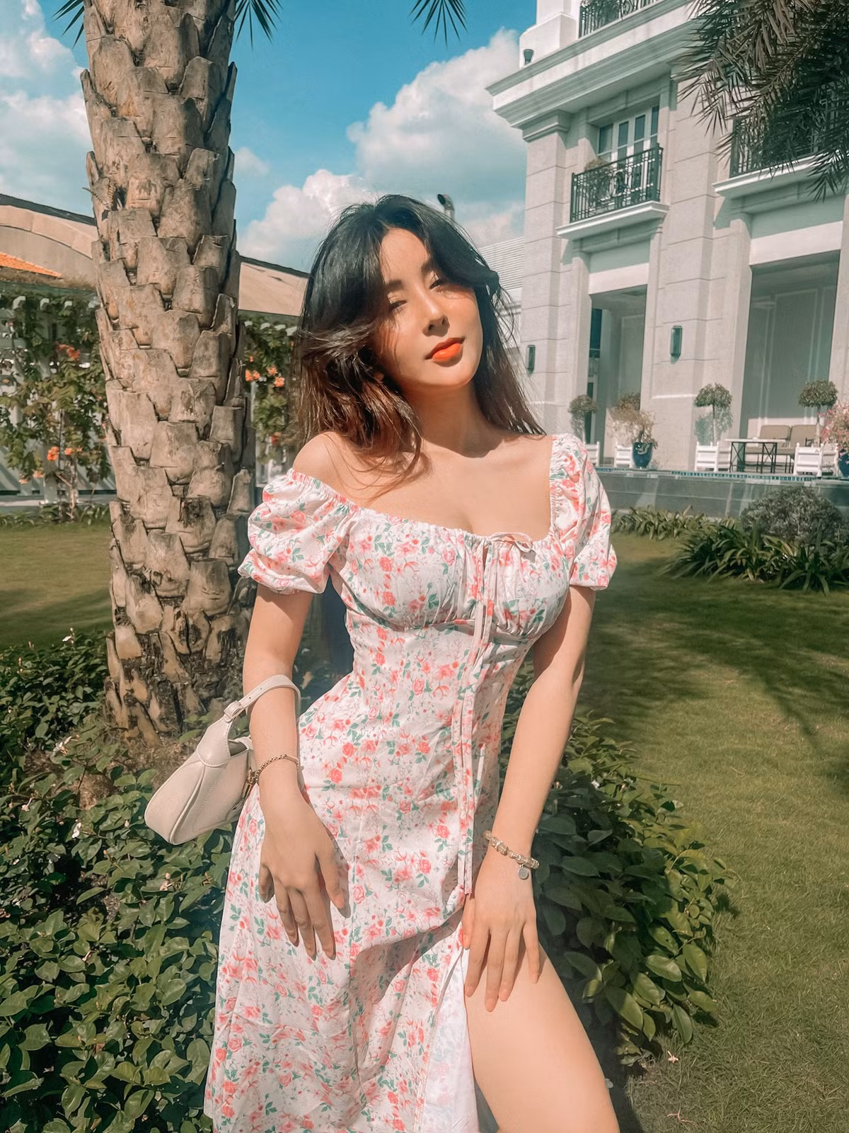 Cô nàng sở hữu nhan sắc xinh đẹp, nụ cười tươi sáng chuẩn thiên thần còn body lại hot khiến cô nàng ngày càng nổi tiếng.