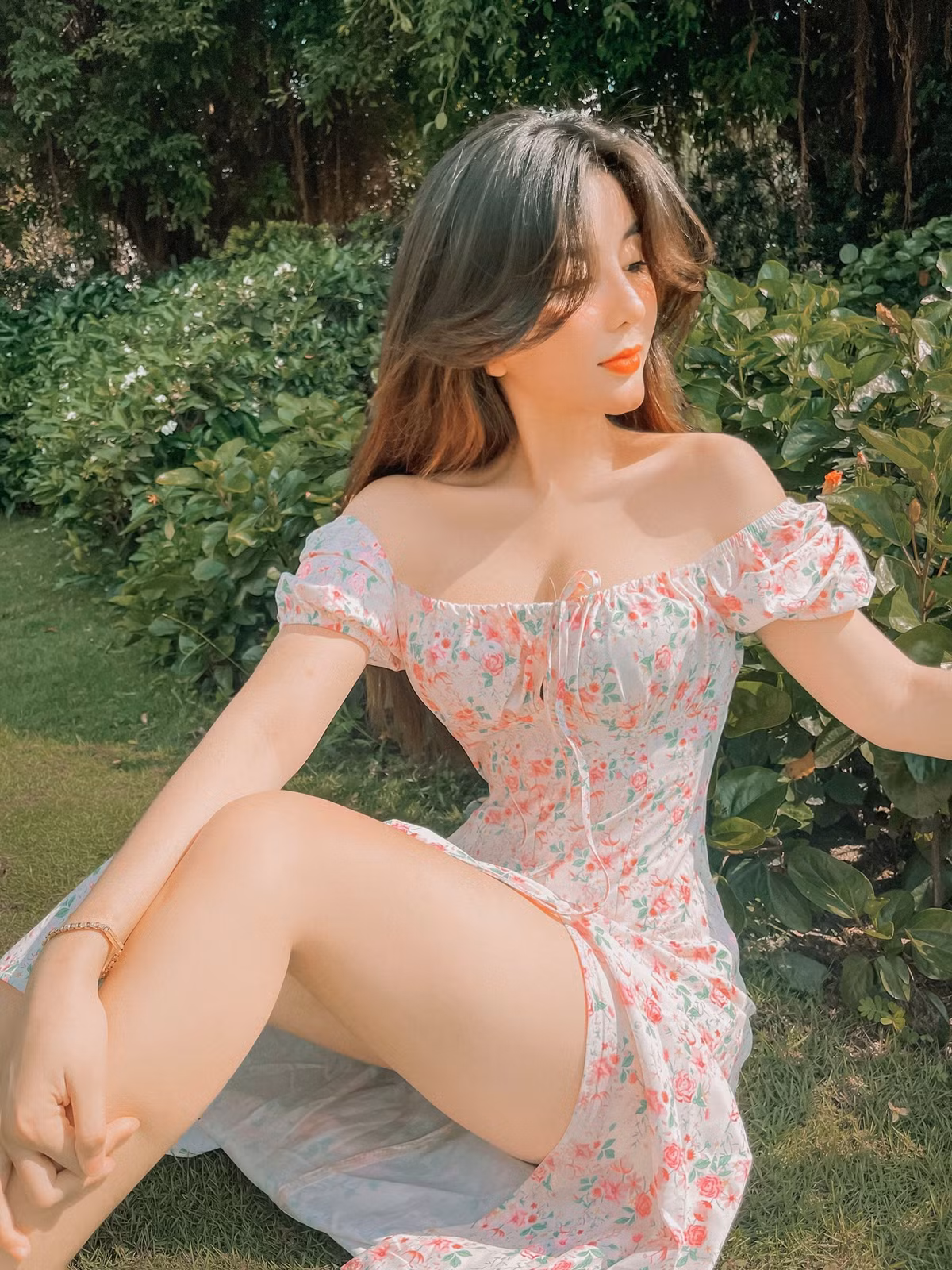 Không còn là một gương mặt xa lạ trong vũ trụ hot girl Sài Gòn, Võ Ngọc Trân gây ấn tượng với gương mặt xinh đẹp không góc chết, body cực chuẩn đồng hồ cát với vòng 1 nổi bật.