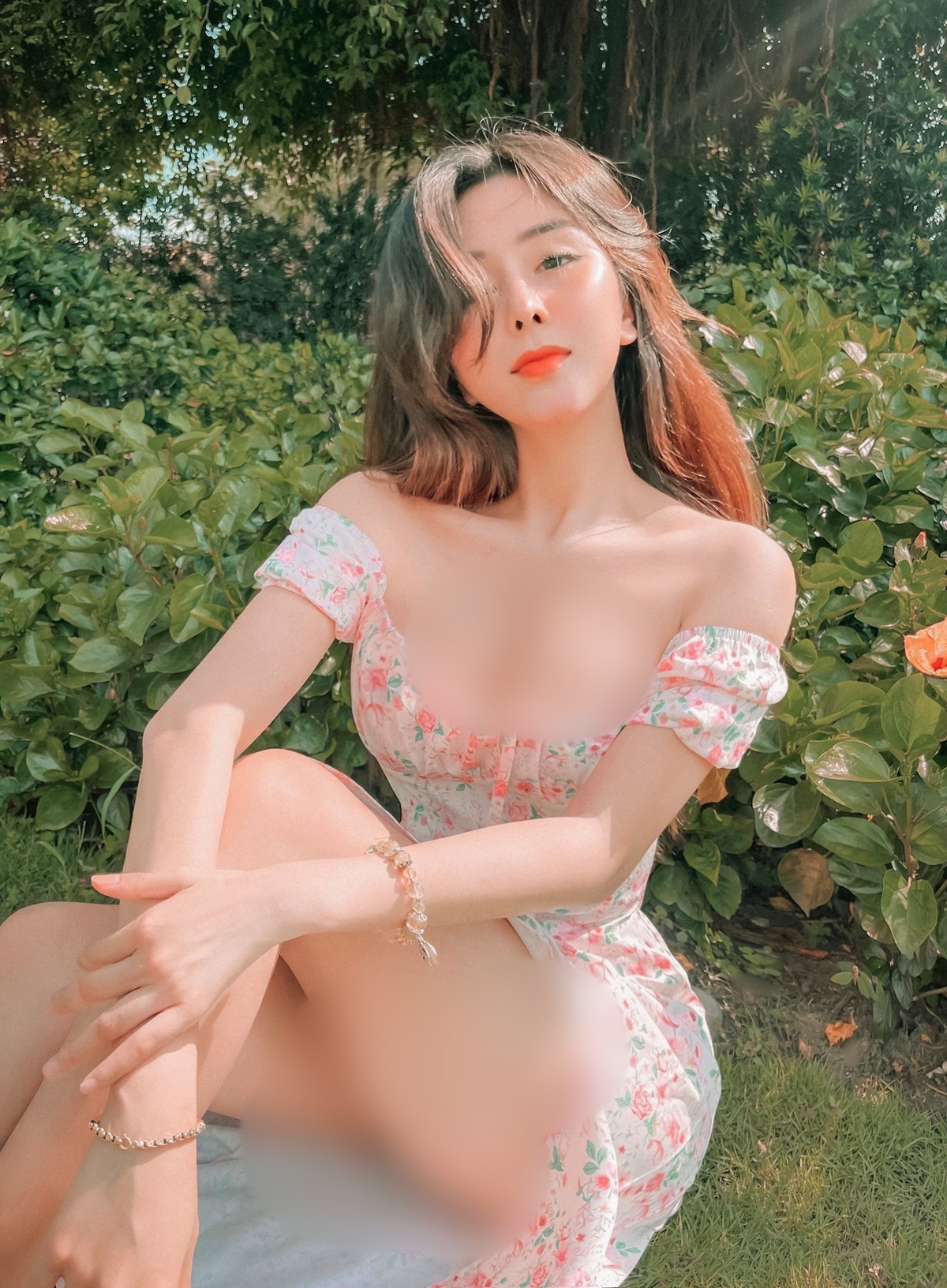 Mới đây, Võ Ngọc Trân khiến cõi mạng "nổ mắt" khi tung bộ ảnh mới. Tuy nhiên, vì chiếc váy có đường xẻ tà dọc đùi khá cao nên cô nàng đã có những khoảnh khắc nhìn như sắp "lộ hàng" tới nơi.